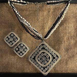 Beautiful Beaded Jewelry Set / Navy, Cream & White‎